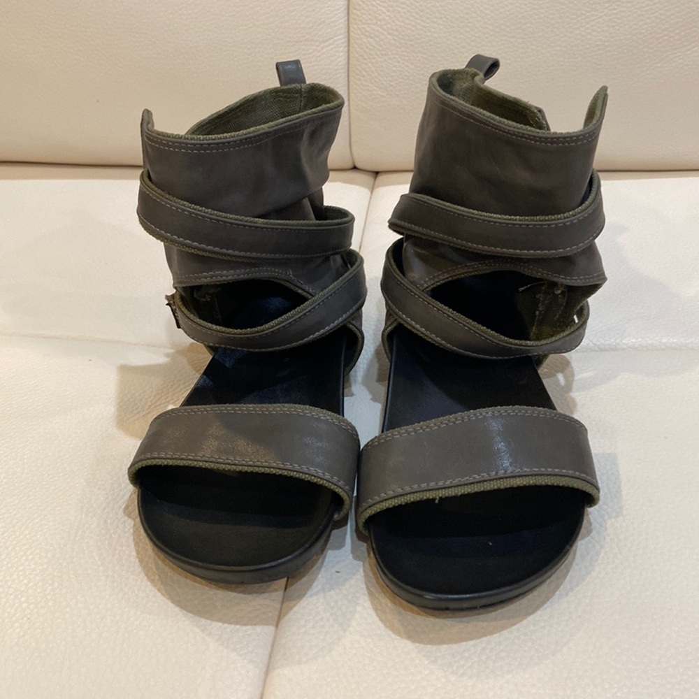 Woman Gray Sandals in size 5 adjustable straps and buckles